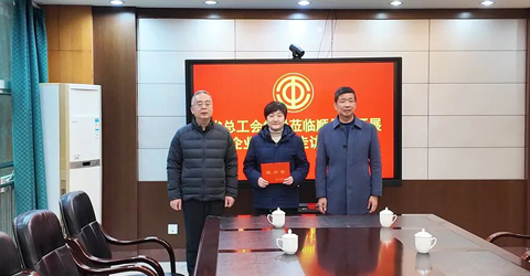 兩名女工患病，省上縣里都來慰問一一虹潤三重保障體系筑就員工幸福家